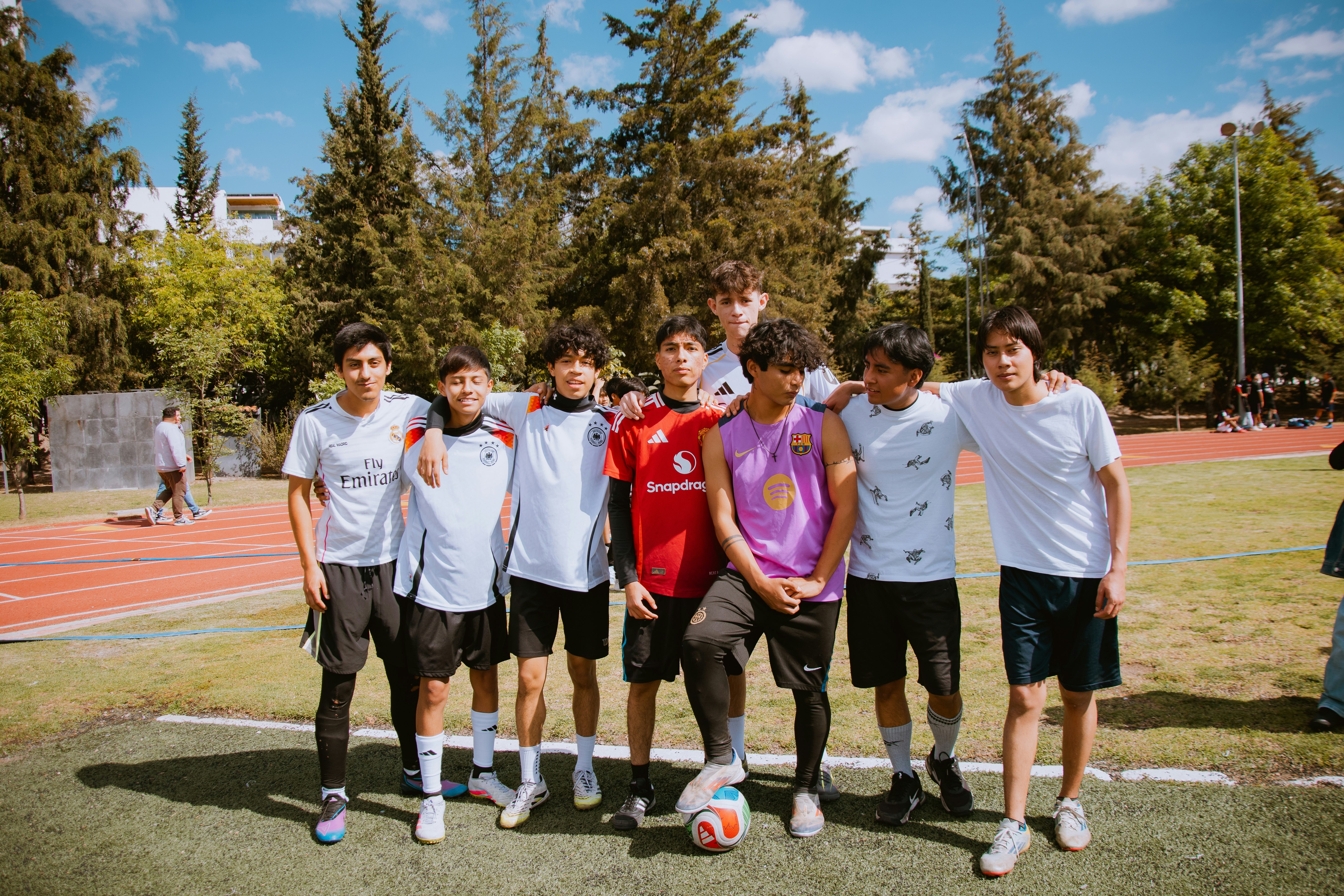 东契奇狂砍34分6板8助！上半场梦游下半场轰21分 全场20罚6失误